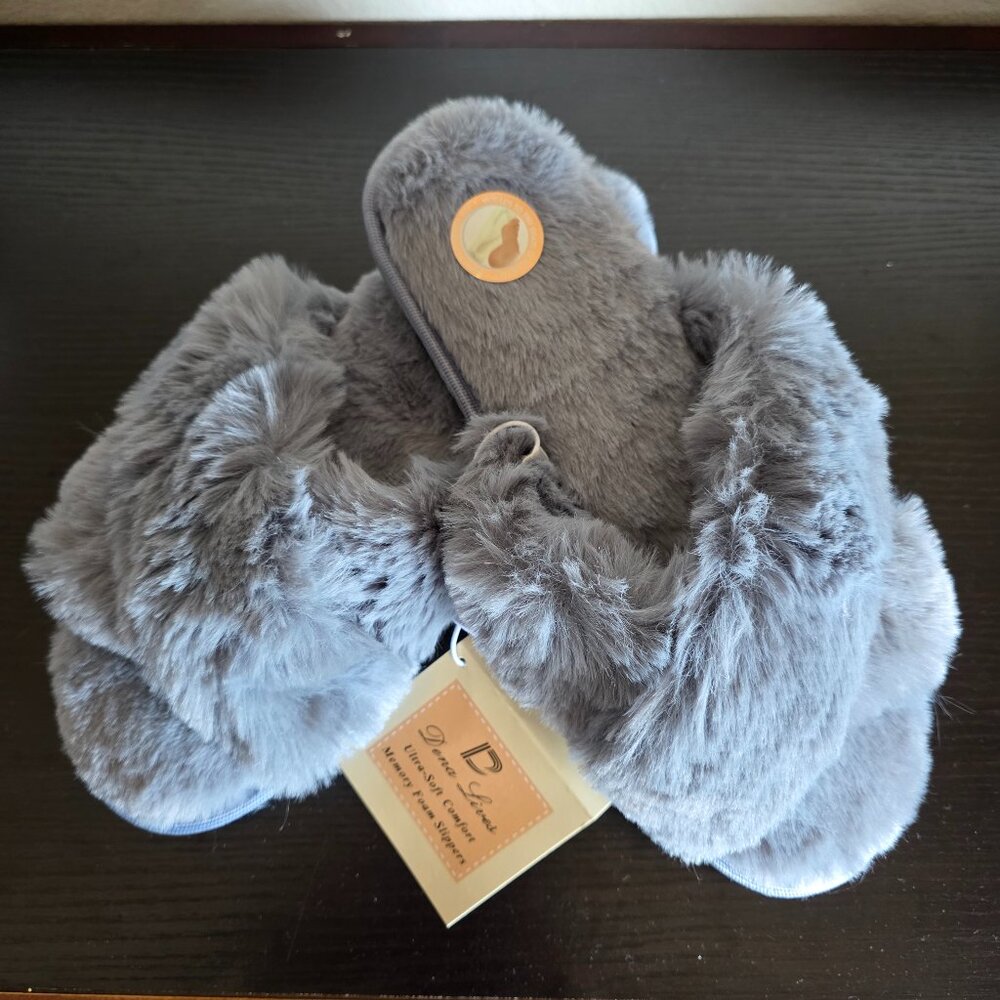 NEW Women’s Memory Foam Slippers Dena Lives Gray Fur Crossover Size Large (9-10)